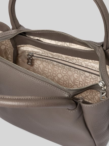 Produktfoto, Handtasche mit Tragehenkel und Schulterriemen von BOGNER, Hauptfach, Reißverschluss, Label-Applikation, Modell 'wallis raja', Innenfutter mit Markenprint, strukturierte Lederoptik, neutrale Taupe-Farbe, Maße laut Kontext