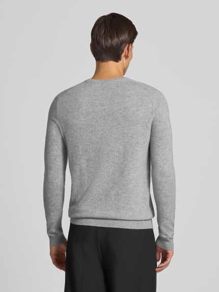 Männermodel trägt gebreide pullover van kasjmier met v-hals van Christian Berg Men, regular fit, grijs, ruglengte maat M 71 cm, mouwlengte maat M 71 cm, ganzkörperansicht rückansicht.