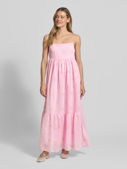 Frauenmodel trägt Midikleid aus Lyocell-Mix Modell 'Cherish' von SUNCOO PARIS mit floraler Zierbesatz und Spaghetti-Träger, rosa Farbe, Ganzkörperansicht von vorne. Rückenlänge bei Größe S: 118 cm, Brustweite bei Größe S: 27 cm.