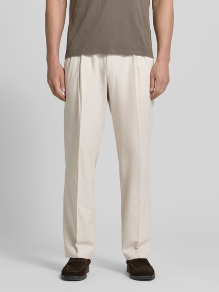 Männermodel trägt Anzughose aus Leinen-Mix mit Bügelfalten von MCNEAL in Beige, Wide-Fit, Haken-, Knopf- und Reißverschluss, Nahaufnahme Oberkörper.