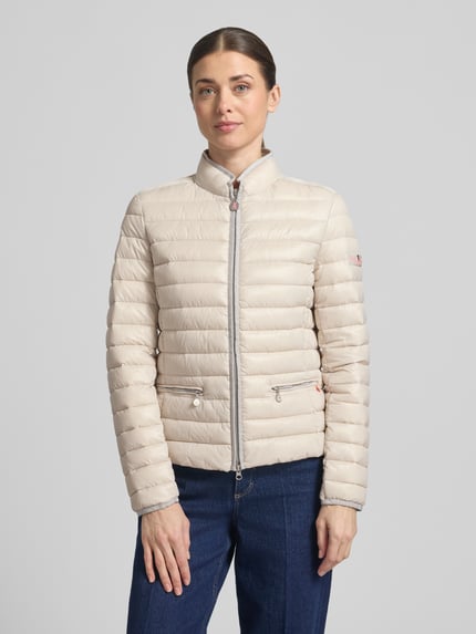 Vrouwenmodel draagt Steppjacke met ritssluitingzakken model 'SISTER JUDY' van Frieda & Freddies in slim fit met opstaande kraag, crème, vooraanzicht bovenlichaam.
