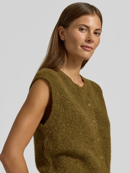 Vrouwenmodel draagt Regular fit bodywarmer uit mix van wol en alpaca model 'LULU' van Selected, Dames, nahaufnahme bovenlichaam