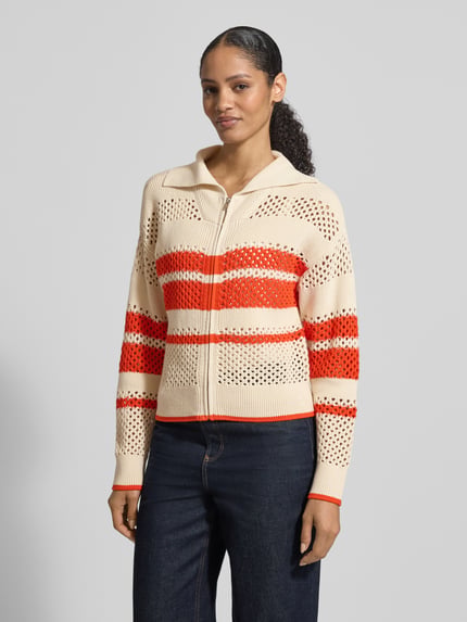 Modelka nosi Cardigan mit Umlegekragen und Reißverschluss od Jake*s Casual, czysta bawełna, krój regular fit, kremowy z czerwonymi pasami, widoczne faktury dzianiny, długość tyłu w rozmiarze S: 52 cm, długość rękawa: 56 cm, ujęcie całej sylwetki z przodu.
