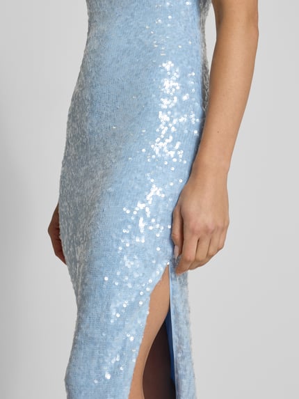 Frauenmodel trägt Cocktailkleid mit Paillettenbesatz und Spaghettiträgern von Jake*s Cocktail in Hellblau, figurbetont, Material-Mix, seitlicher Schlitz, Nahaufnahme Oberkörper.