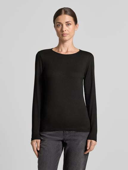 Frauenmodel trägt Longsleeve mit Rundhalsausschnitt Modell 'Liana' von FREE/QUENT, Schwarz, glatte Textur, gerader Schnitt, Ganzkörperansicht von vorne, Viskose-Elasthan-Mix, Rückenlänge Größe S 56 cm