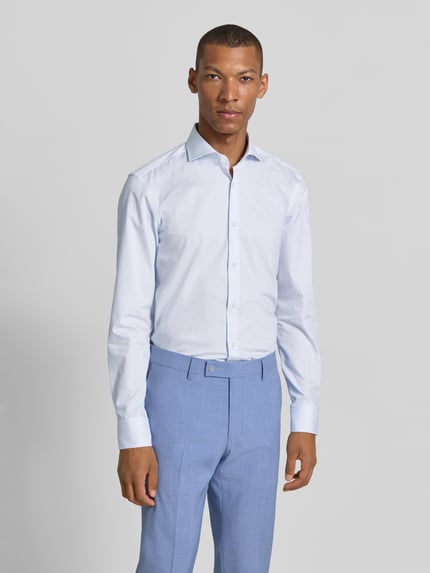 Männermodel trägt weiß-blaues Slim-Fit Businesshemd aus Baumwolle, Modell 'H-HANK-SP-B1' von BOSS, Nahaufnahme Oberkörper, Herren Businesshemd