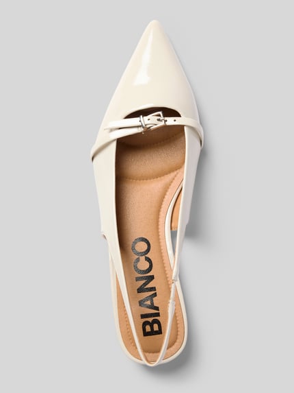 Produktfoto, Pumps mit Zierschnalle von BIANCO in Creme mit glatter Sohle, spitzer Passform, offener Ferse, Absatzhöhe 2 cm, Schaftweite 20 cm