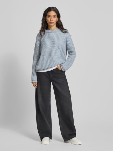 Vrouwenmodel draagt lichtblauwe Strickpullover mit Rundhalsausschnitt van Smith and Soul, grofgebreid met mohairmix, relaxed fit, volledige lichaamsvooraanzicht.