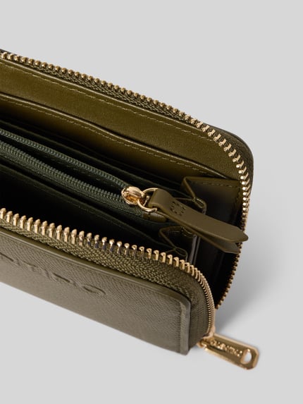 Produktfoto, Portemonnaie mit umlaufendem Reißverschluss Modell 'BIANKA RE' von Valentino Bags in unifarbener Lederoptik mit metallischen Akzenten, sichtbare Reißverschlüsse und Fächerstruktur, rechteckige Form, Detailaufnahme