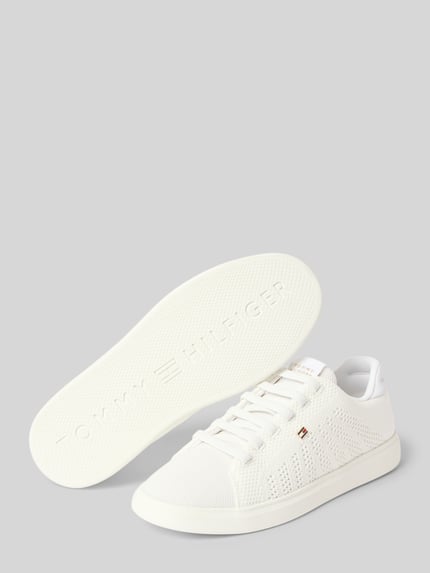 Productfoto, witte sneakers in gebreide look met logodetail van Sneaker in Strickoptik mit Logo-Detail van Tommy Hilfiger, dames