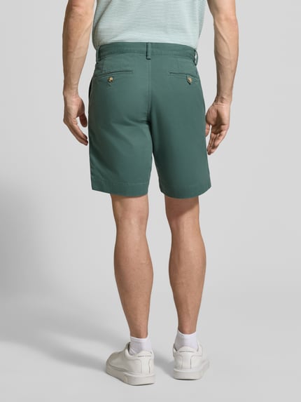 Männermodel trägt Straight Fit Chinoshorts aus Baumwoll-Mix von Polo Ralph Lauren, Optik: Unifarben, Ganzkörperansicht Rückansicht.