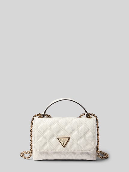 Produktfoto, Handtasche mit Label-Applikation Modell 'GIULLY II' von Guess in Weiß mit Steppnähte, Überschlag, Tragehenkel und Ketten-Schulterriemen, Maße 17 cm Breite, 12 cm Länge, 6 cm Tiefe, Schulterriemen 124 cm, Hauptfach unter Überschlag, strukturierte Oberfläche.
