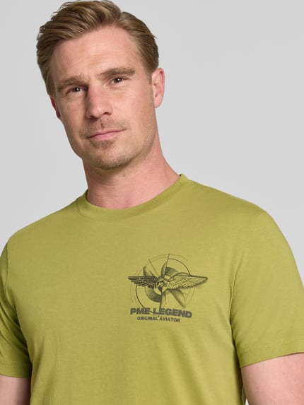 Männermodel trägt T-Shirt mit Label-Print und Rundhalsausschnitt von PME Legend, Puur katoen, slim fit, labelprint, ronde hals, ruglengte bij maat M 71 cm, Nahaufnahme Oberkörper