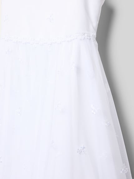Mädchen trägt Minikleid mit Rundhalsausschnitt von Weise, taillierter Schnitt, blickdichtes Unterkleid, Nahaufnahme Oberkörper.