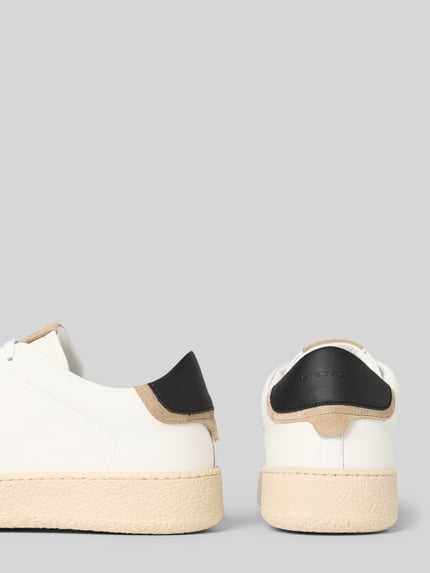 Productfoto, Sneaker met vetersluiting van Antony Morato in wit leer met afgeronde neus, labeldetail en gestructureerde zool, maat 44.