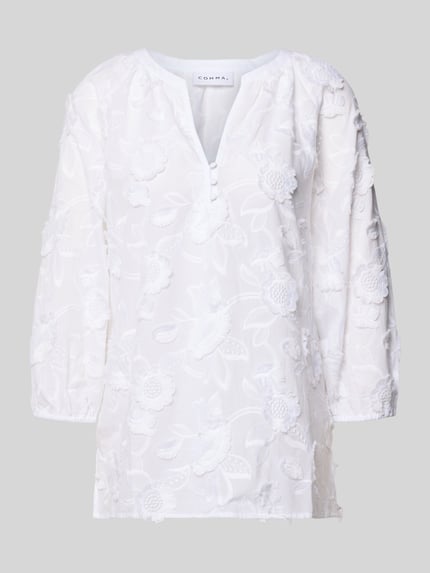 Produktfoto, Regular Fit Bluse mit V-Ausschnitt und 3/4-Arm von Comma aus weißem Material-Mix mit Baumwoll-Anteil und floralen Stitchings, Rückenlänge 68 cm, Ärmellänge 57 cm, strukturierte Oberfläche.