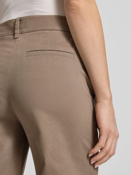 Frauenmodel trägt Straight Leg Hose aus Baumwoll-Mix von Marc O'Polo, Optik: Unifarben, Passform: Straight Leg, angedeutete Gesäßtaschen, Nahaufnahme Rückansicht.