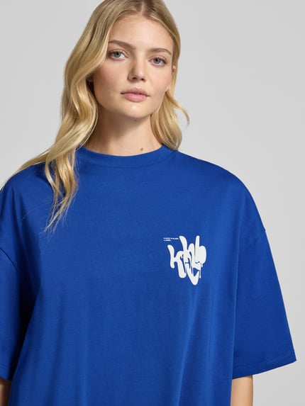 Karo Kauer T-shirt oversize z nadrukiem z logo marki Królewski niebieski 3