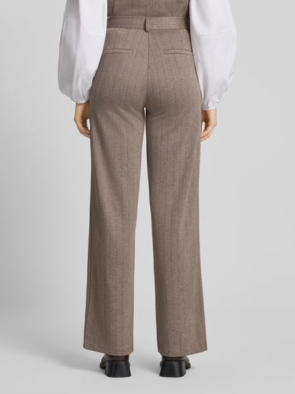 Frauenmodel trägt Straight Fit Hose mit Viskose-Anteil Modell 'Bonnie' von FREE/QUENT, beige, feine Streifen, strukturierte Oberfläche, Ganzkörperansicht Rückansicht. Elastischer Material-Mix, Knopf- und Reißverschluss, Bundweite S: 37 cm, Innenbeinlänge S: 80 cm.