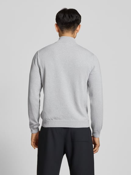 Männermodel trägt Troyer mit Logo-Stitching und kurzem ritssluiting van REVIEW in lichtgrijs, katoenmix, modern fit, ribboorden, ruglengte 65 cm, mouwlengte 66 cm, Ganzkörperansicht Rückansicht.