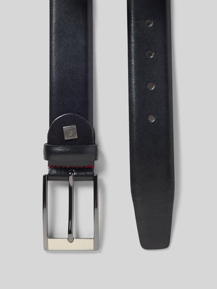 Produktfoto, Ledergürtel mit Dornschließe Modell 'NAPPA' von Pierre Cardin für Herren aus schwarzem Echtleder, glatte Textur, klassische Form, silberne Schließe, Label-Detail, 127 cm breit bei Größe 110