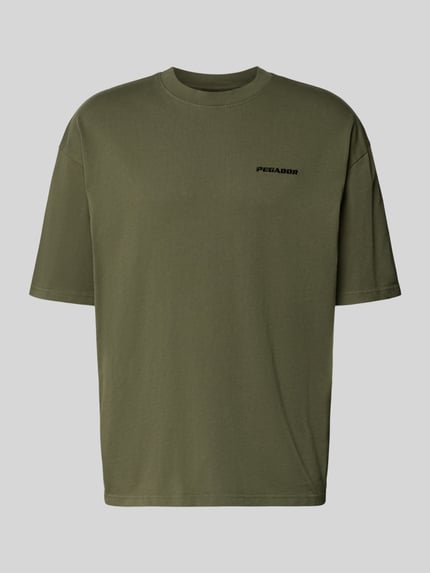 Productfoto, oversized T-shirt met label-stitching van Pegador, olijfgroen, zuiver katoen, geribde ronde hals, maat M ruglengte 69 cm.