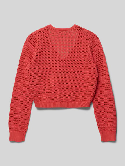 Produktfoto, Regular Fit Strickjacke mit Lochmuster von Garcia in Rot, Reine Baumwolle, V-Ausschnitt, Knopfverschluss, elastische Abschlüsse, Logo-Detail, Rückenlänge 37 cm, Ärmellänge 41 cm, kinder