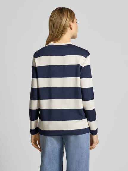 Frauenmodel trägt Sweatshirt mit geripptem Rundhalsausschnitt Modell 'BARNI' von Soyaconcept, blau-weiße Streifen, Material-Mix, Ganzkörperansicht Rückansicht