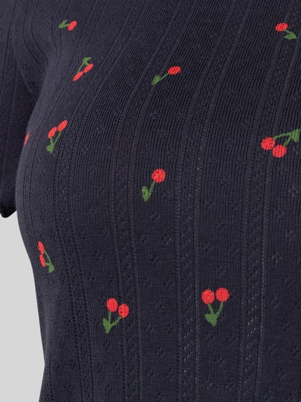 Vrouwenmodel draagt pyjamabovendeel met pointellemotief en geschulpte zoom van Jake*s Casual, puur katoen, recht model, ronde hals, detailopname