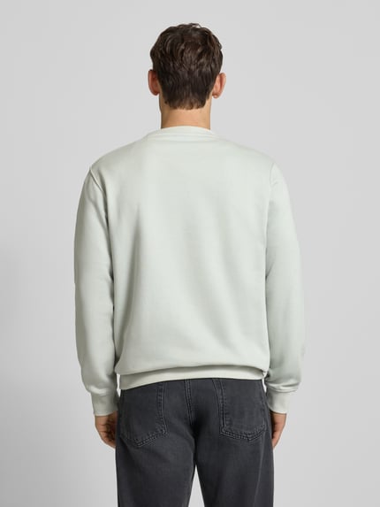Männermodel trägt Sweatshirt mit Rundhalsausschnitt und Label-Patch von Lerros in hellgrau, Baumwoll-Mix, Relaxed Fit, Ganzkörperansicht Rückansicht