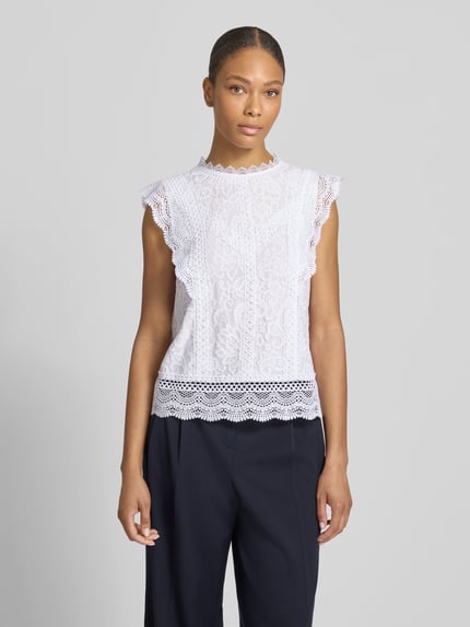 Vrouwenmodel draagt Regular Fit Blusenshirt met katoenmix van s.Oliver BLACK LABEL, look: effen kleuren, borduursel, ronde hals, naadritssluiting, model in a-lijn, materiaal: materiaalmix met katoen, geheelvooraanzicht.