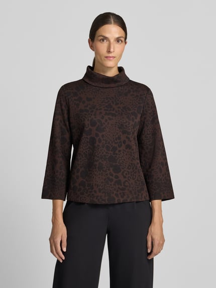 Frauenmodel trägt Regular Fit Sweatshirt aus Viskose-Mix von s.Oliver BLACK LABEL in Braun mit Animalprint, lockere Passform, Nahaufnahme Oberkörper.