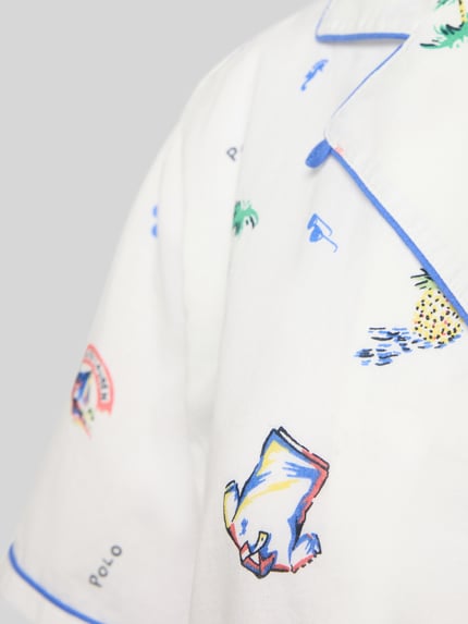Frauenmodel trägt Comfort Fit Pyjama aus reiner Baumwolle von Polo Ralph Lauren, Optik:Allover-Muster, Summer Print, Popeline, Nahaufnahme Oberkörper.