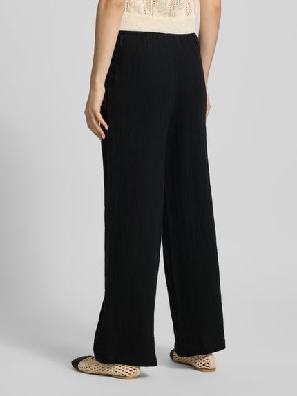Modelka nosi Loose Fit Weite Hose aus reiner Baumwolle Modell 'THYRA' od Only, czarny jednolity kolor, bawełna, widok całej sylwetki z tyłu.