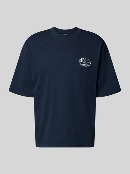 Produktfoto, T-Shirt mit Label-Detail von REVIEW in Dunkelblau, Reine Baumwolle, Lockerer-Schnitt, Rundhalsausschnitt, 1/2-Arm, Rückenlänge 68 cm bei Größe M