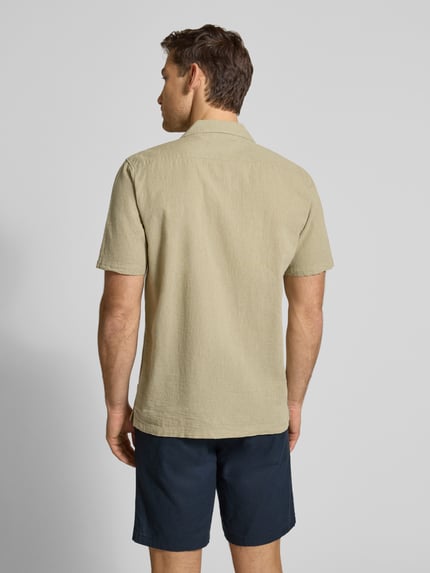 Männermodel trägt Relaxed Fit Freizeithemd aus Leinen-Baumwoll-Mix von Lindbergh in Beige, Reverskragen, Knopfleiste, Rückenlänge 76 cm, Schulterbreite 47 cm, Ärmellänge 25 cm, Ganzkörperansicht Rückansicht.