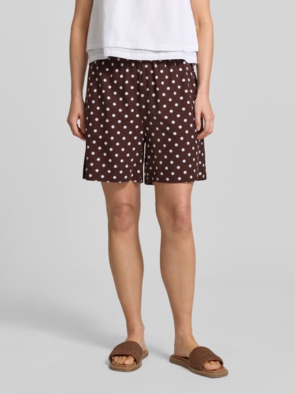 Vrouwenmodel draagt korte broek met witte stippen, viscosemix met linnen, recht model, tunnelkoord, FREE/QUENT Shorts met Leinen-Anteil Modell 'Lavisco', bandwijdte maat S 42 cm, binnenbeenlengte 16 cm, Ganzkörperaanzicht van voren.