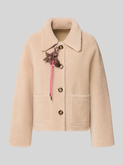 Produktfoto, beige Regular Fit Jacke aus reiner Wolle von OAKWOOD mit Umlegekragen, aufgesetzten Taschen, durchgängiger Knopfleiste, Zierbesatz, rosa Sternanhänger, strukturierte Oberfläche, weiche Textur, Damen Jacke, Rückenlänge 64 cm, Schulterbreite 44 cm, Brustweite 53 cm, Ärmellänge 64 cm