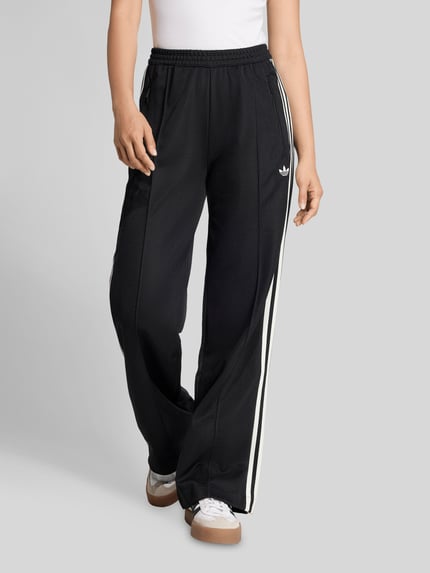 adidas Originals Spodnie dresowe o kroju regular fit z detal z logo Czarny 4