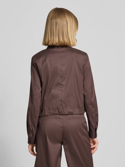 Frauenmodel trägt Jacke mit Tunnelzug von Christian Berg Woman Selection in Braun, Baumwoll-Mix mit Stretch, glatte Textur, Ganzkörperansicht Rückansicht.