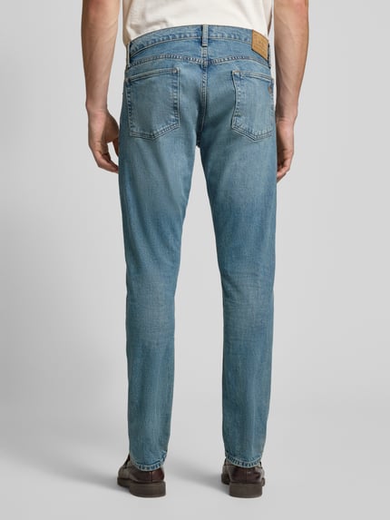 Męski model nosi Slim Fit Jeans mit 5-Pocket-Design von Polo Ralph Lauren, jasnoniebieski denim, bawełna z elastanem, widok całej sylwetki z tyłu.