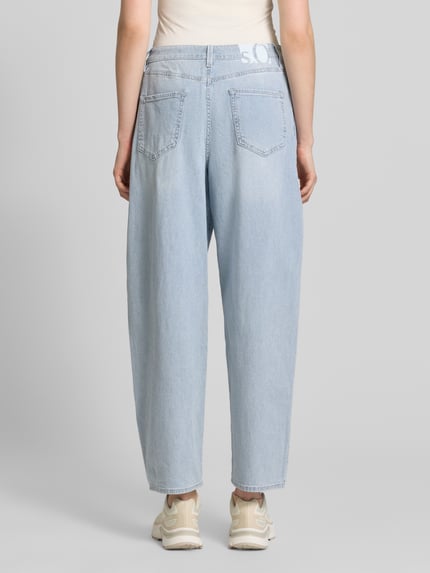 Frauenmodel trägt Barrel Leg Jeans aus Baumwoll-Mix von s.Oliver RED LABEL in Denim-Optik, Regular-Fit, High-Waist, Ankle-Länge, Ganzkörperansicht Rückansicht.