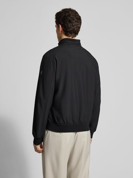 Männermodel trägt schwarze Regular Fit Jacke mit Stehkragen von Lerros, elastischer Material-Mix, Rückenansicht, Ganzkörperansicht.