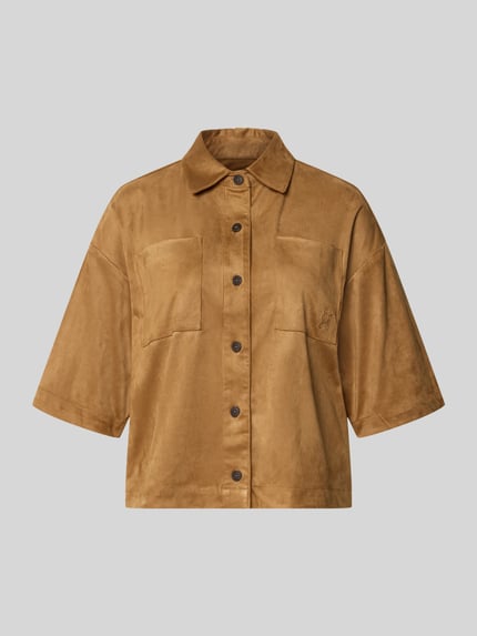 Produktfoto, Bluse mit Brusttaschen und Logo-Prägung von Smith and Soul, brauner Material-Mix mit Stretch, lockerer Schnitt, Kentkragen, sichtbare Knopfleiste, weiche samtige Textur.