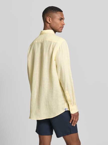 Männermodel trägt Slim Fit Leinenhemd mit Brusttasche von Christian Berg Men in Gelb, Knopfleiste, Button-Down-Kragen, Rückenlänge 79 cm, Schulterbreite 43 cm, Ärmellänge 68 cm, Ganzkörperansicht Rückansicht.
