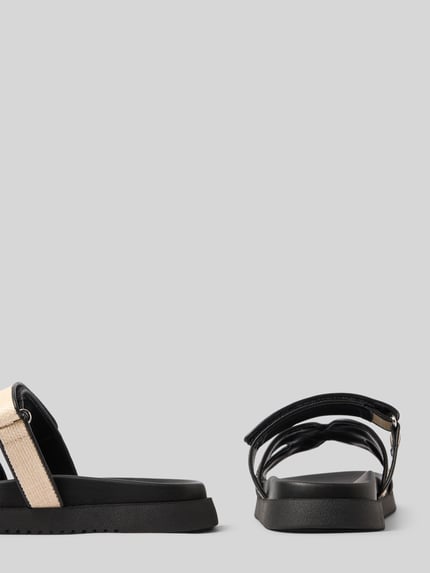 Produktfoto, Sandalette aus Leder mit Klettverschluss Modell 'Missile' von Steve Madden in Schwarz mit beigem Riemen, Schlupfform, 3 cm Absatzhöhe bei Größe 40, Damen.