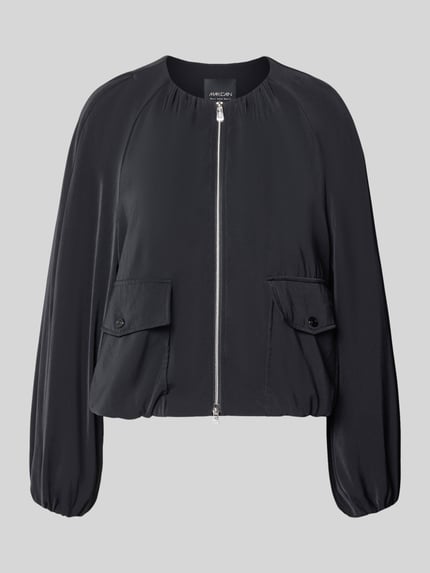 Produktfoto, Blouson mit Zweiwege-Reißverschluss und Pattentaschen von Marc Cain in Schwarz, Regular-Fit, glatte Textur, Rundhalsausschnitt, Pattentaschen, Rückenlänge bei Größe 36: 56 cm, Brustweite bei Größe 36: 60 cm, Ärmellänge bei Größe 36: 62 cm