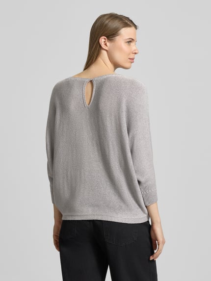 Vrouwenmodel draagt Strickpullover mit 3/4-Arm van More & More in relaxed fit met ronde hals, grijs, lengte 52 cm, rugaanzicht