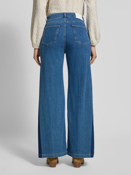 Vrouwenmodel draagt Wide Fit Jeans im 5-Pocket-Design Modell 'Mari Meadow' van OPUS PANTS, denimblauw, katoenmix, elastisch, 39 cm taille, 80 cm binnenbeen, knoop- en ritssluiting, full-body achteraanzicht.