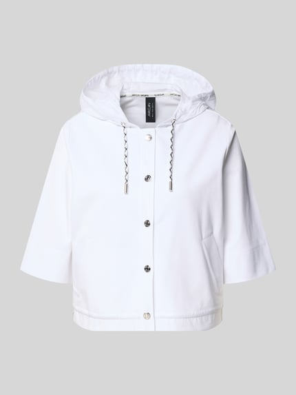 Produktfoto, Regular Fit Jacke mit Kapuze von Marc Cain, biały kolor, gładka tekstura, krój regular fit, kaptur z troczkiem, kieszenie, półrękaw, pełna lista guzików, elastyczna mieszanka bawełny, długość tyłu w rozmiarze 36: 54 cm, szerokość ramion w rozmiarze 36: 39 cm, szerokość w biuście w rozmiarze 36: 51 cm, długość rękawa w rozmiarze 36: 36 cm